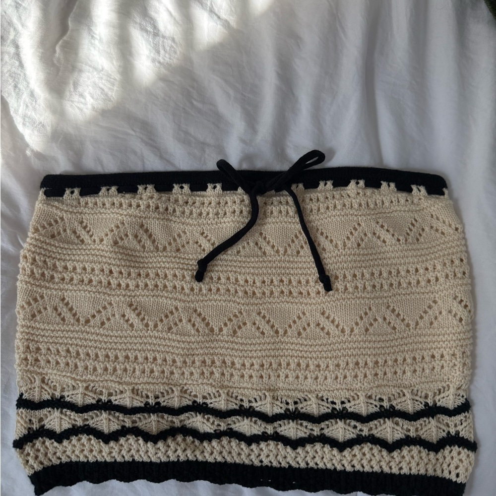 Hollister Cream and Black Knit Crop Top